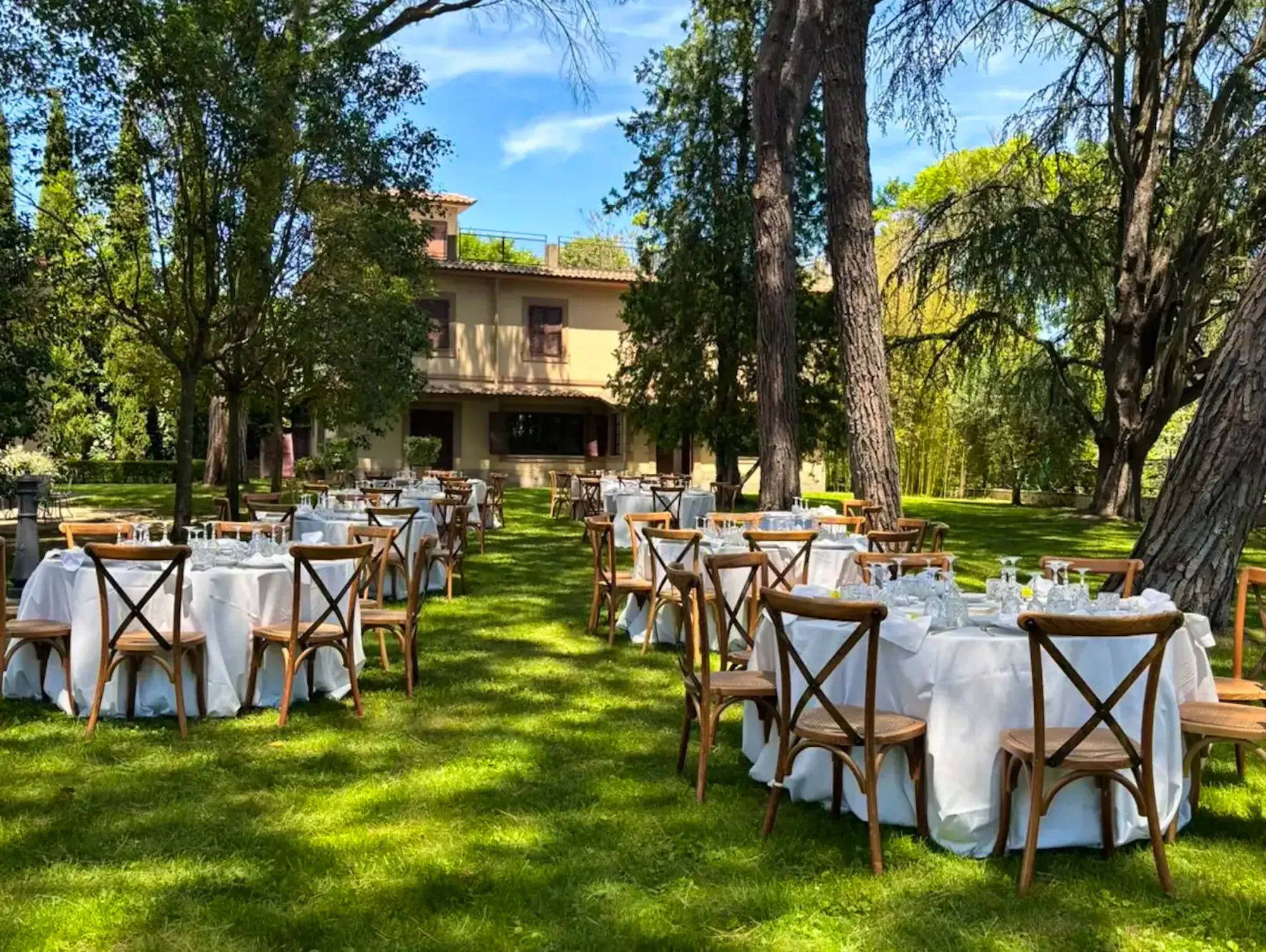 Tables laid in the garden of Ristorante Trippini, in Umbria